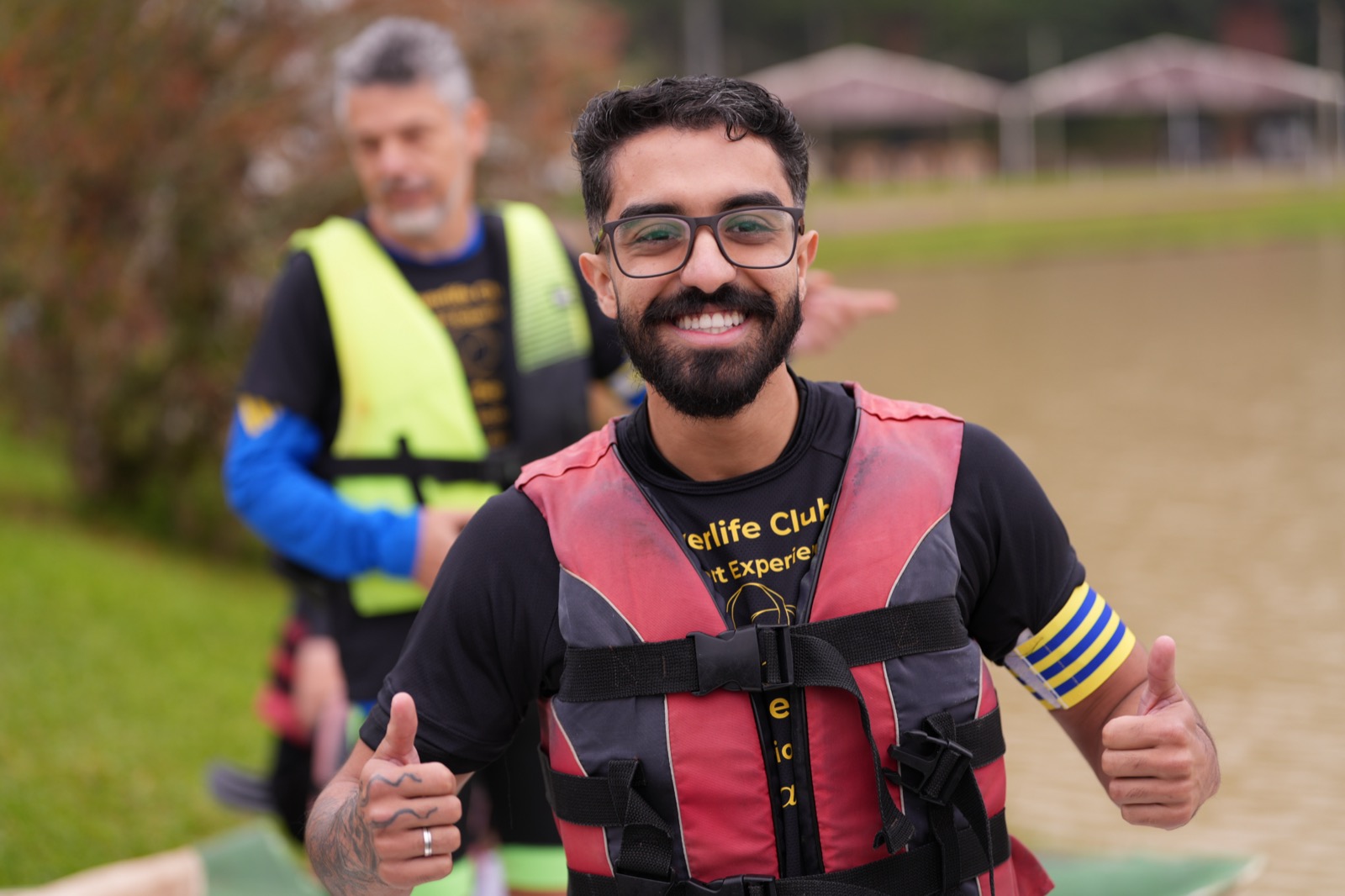 Participantes sorrindo de colete salva-vidas prontos para a prova de kayak na Airport Experience