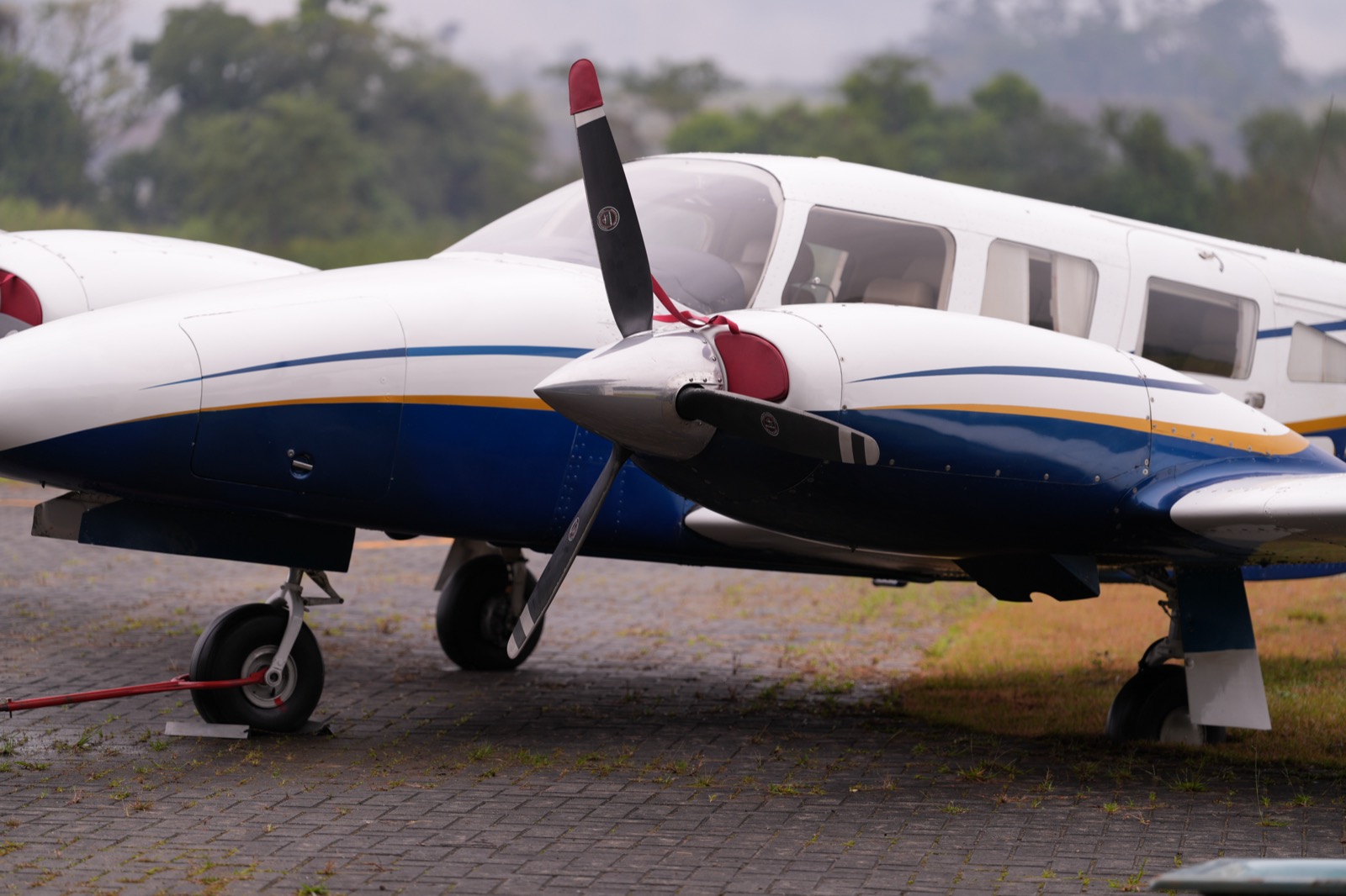 Avião bimotor PT-RQQ estacionado na pista do aeródromo que sediou a Airport Experience