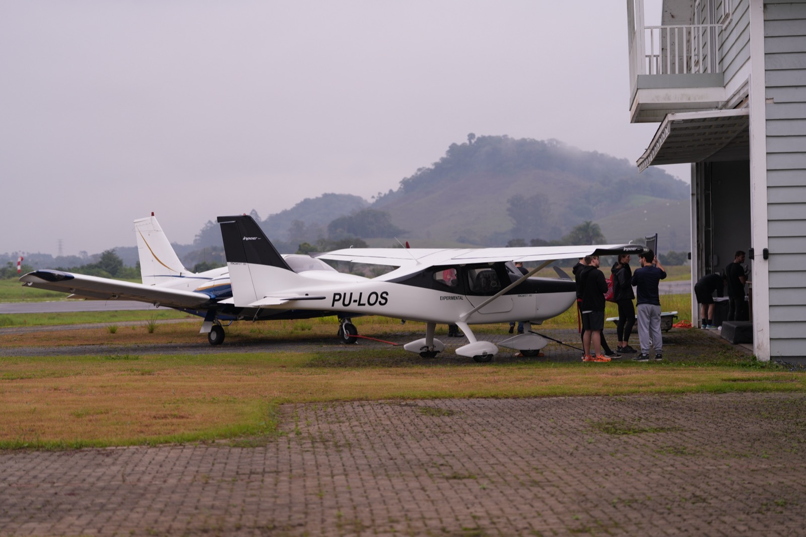 Participantes ao lado de avião no aeródromo durante a Airport Experience