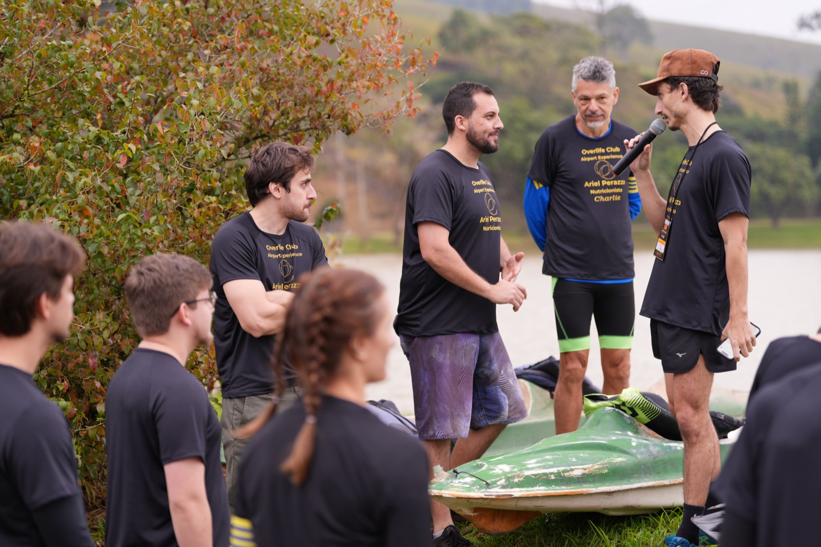 Ariel Perazza orientando as equipes à beira do lago antes da prova de kayak