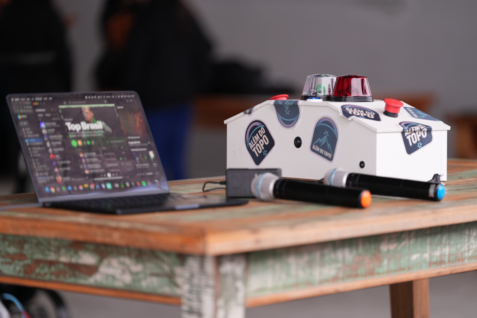 Estação do Brain Challenge com botão de resposta montada na mesa do hangar
