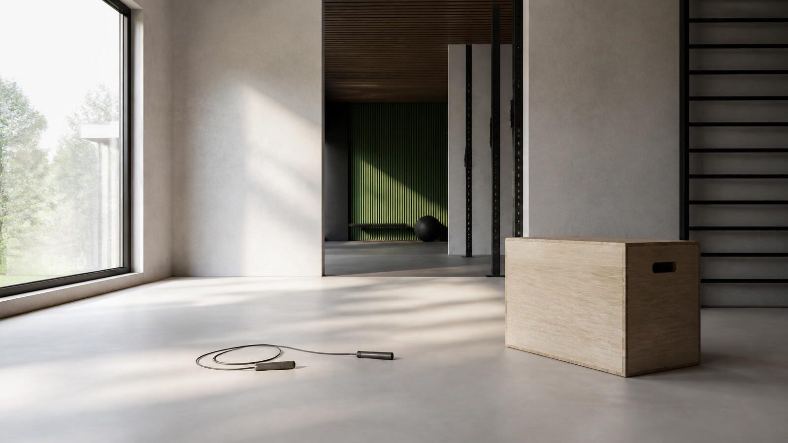 Corda de pular e caixote de salto de madeira clara em piso de academia vazia com luz natural entrando por janela ampla