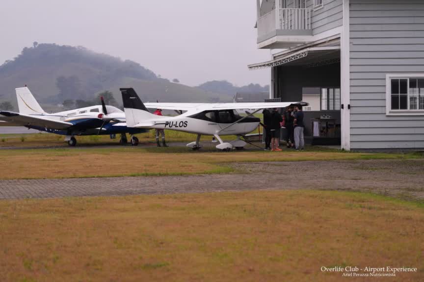 Participantes se exercitando em ergômetros dentro do hangar durante o desafio Hybrid Hangar