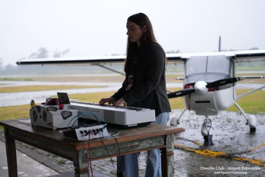 Pianista tocando ao vivo durante o desafio Piano Experience do evento Overlife Club Airport Experience