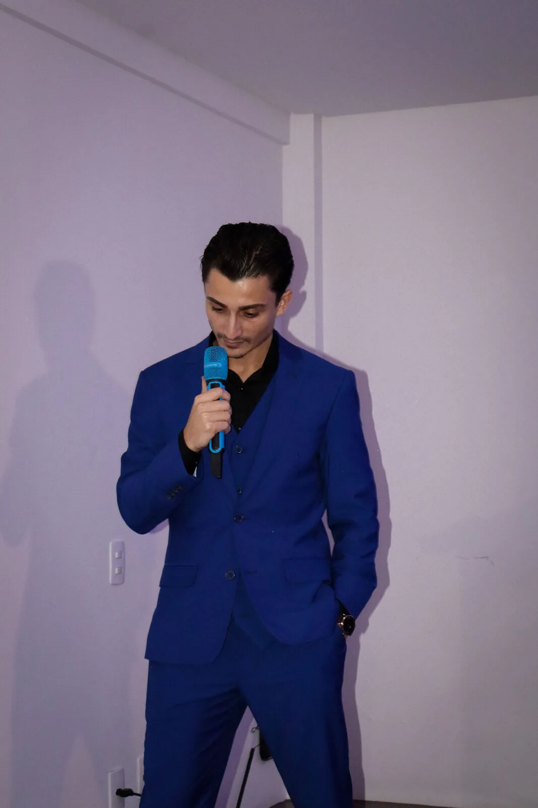 Ariel Perazza discursando ao microfone durante o Overlife Day 2025