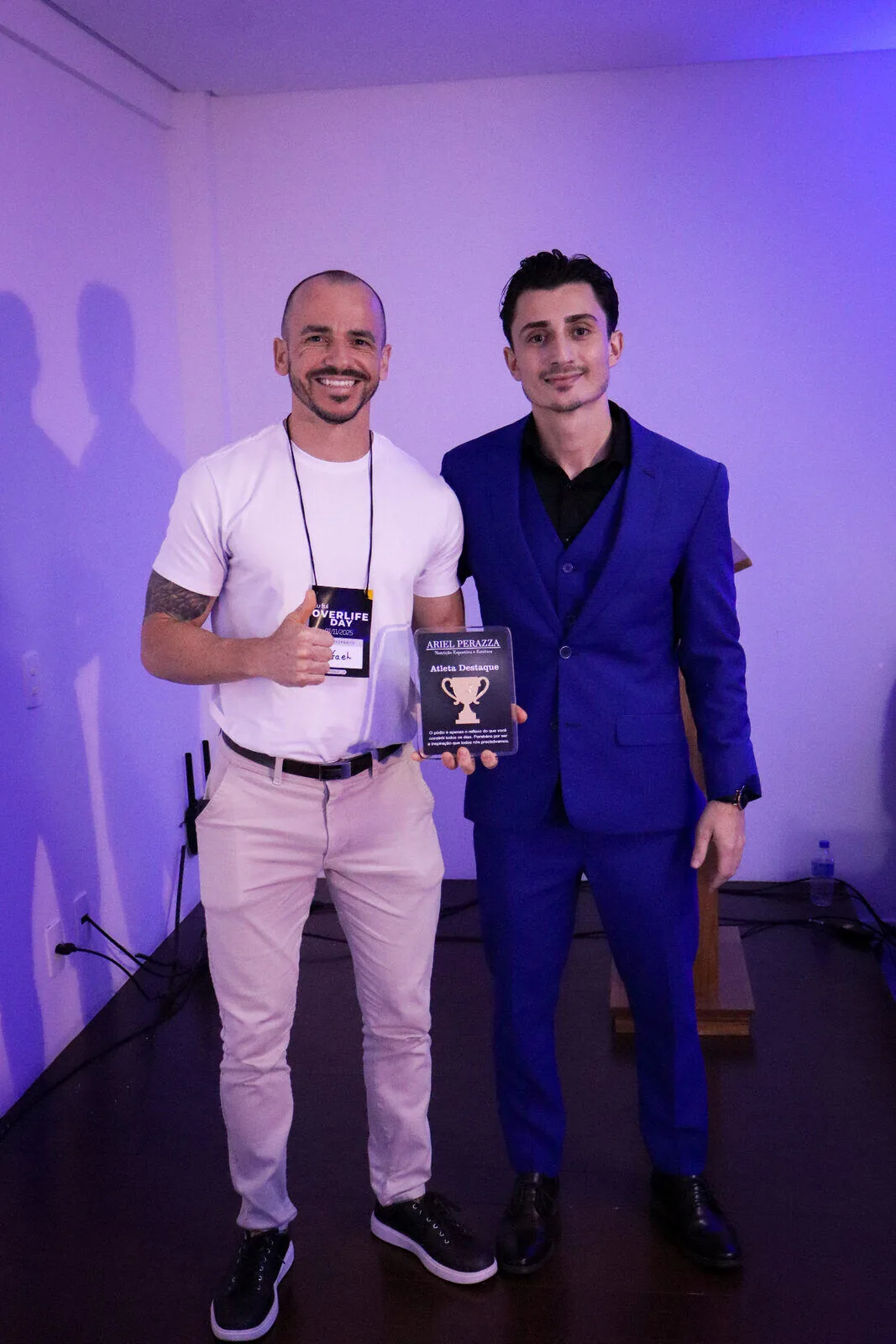 Participante premiado como Atleta Destaque ao lado de Ariel Perazza no Overlife Day 2025