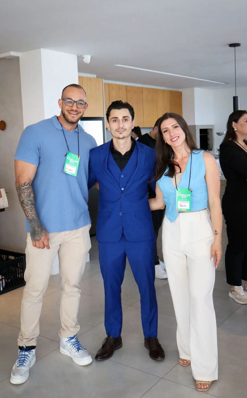 Ariel Perazza ao lado de convidados com credenciais do Overlife Day 2025